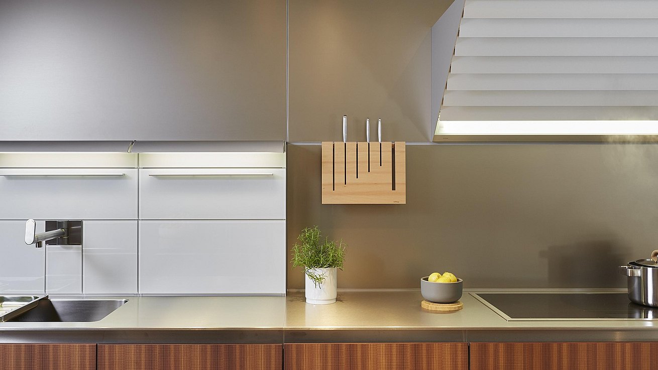 Detail of b3 kitchen featuring function boxes, functional wall with knife block and bulthaup extractor with aluminum slats.